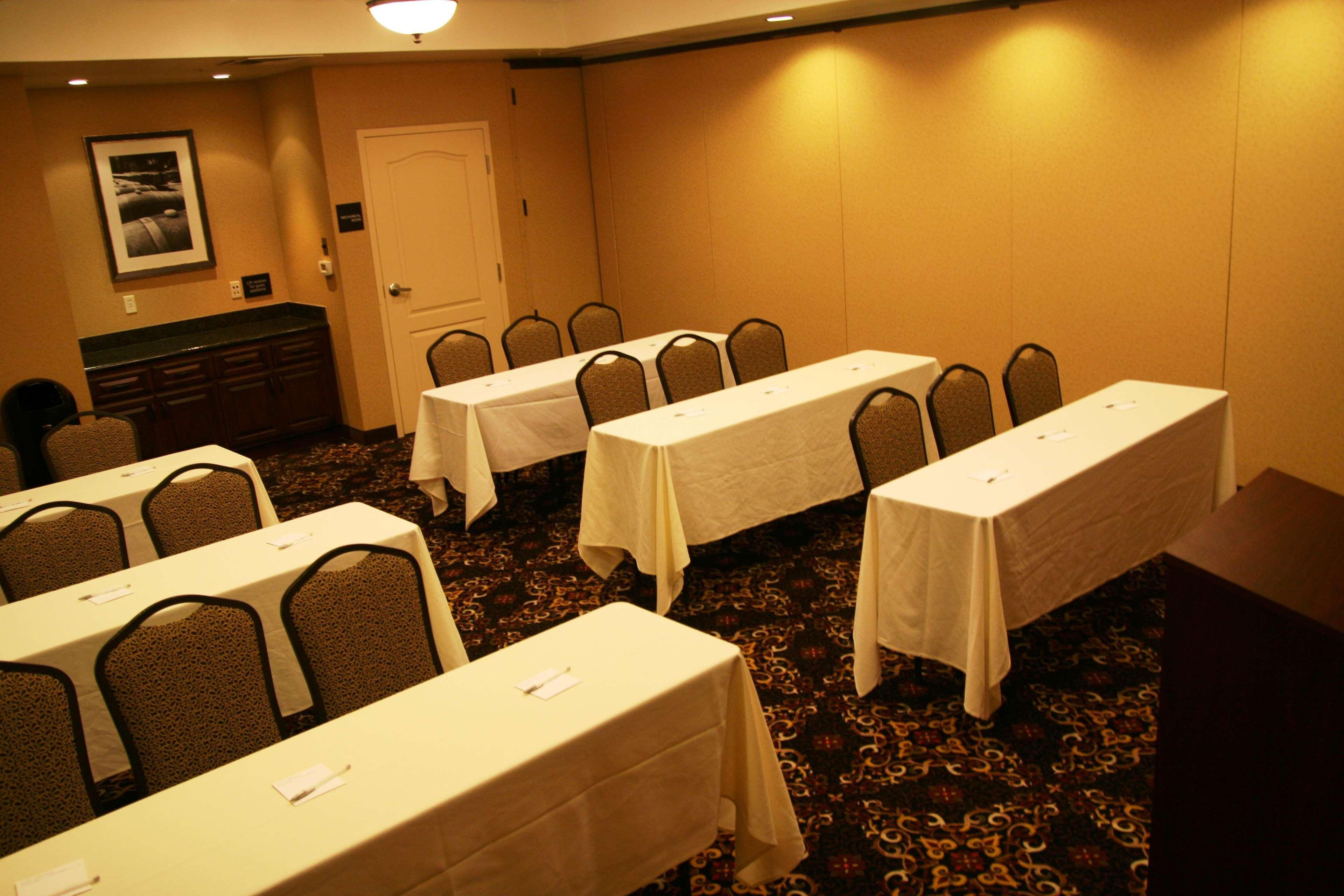 Hampton Inn & Suites לודי עסק תמונה