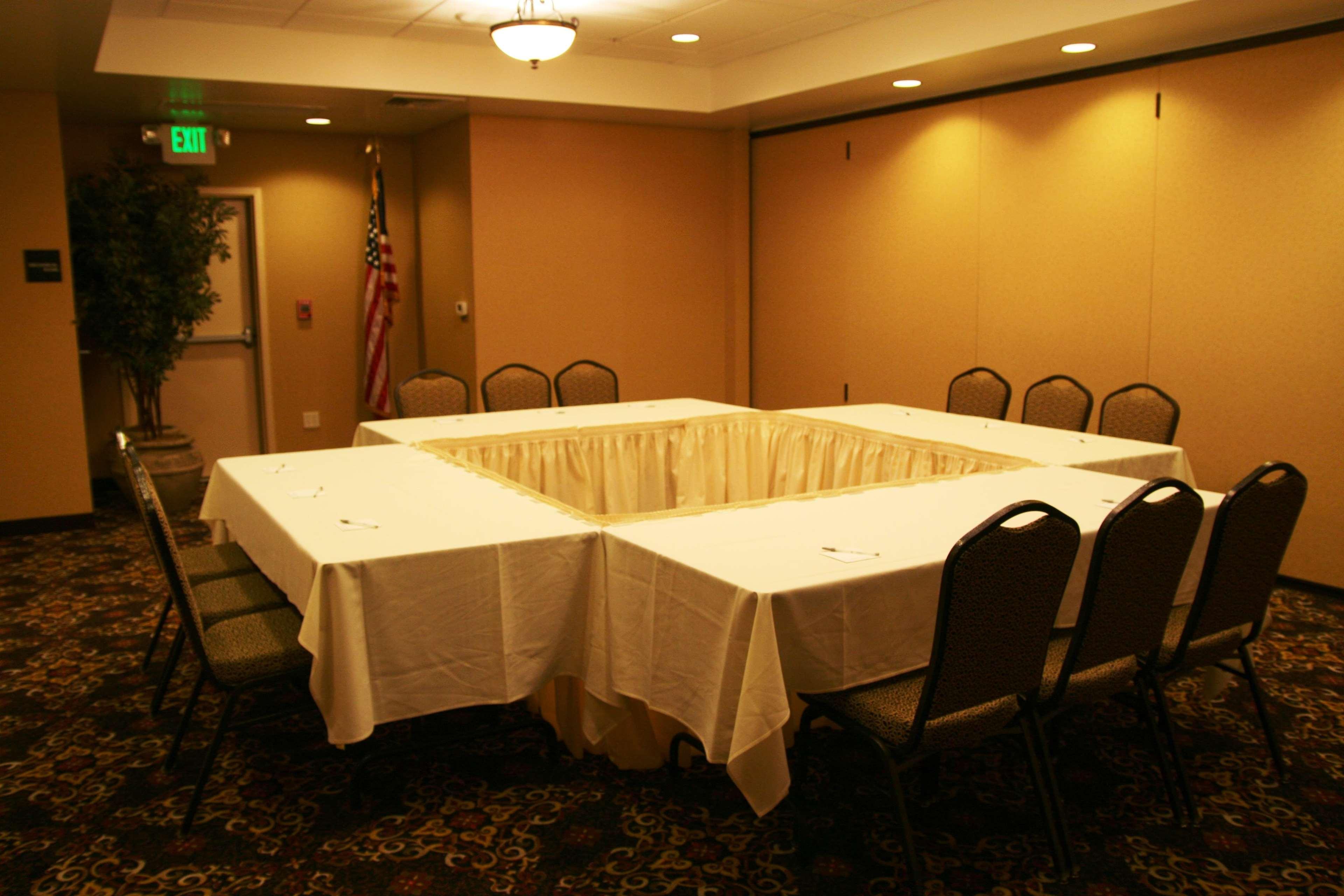 Hampton Inn & Suites לודי עסק תמונה